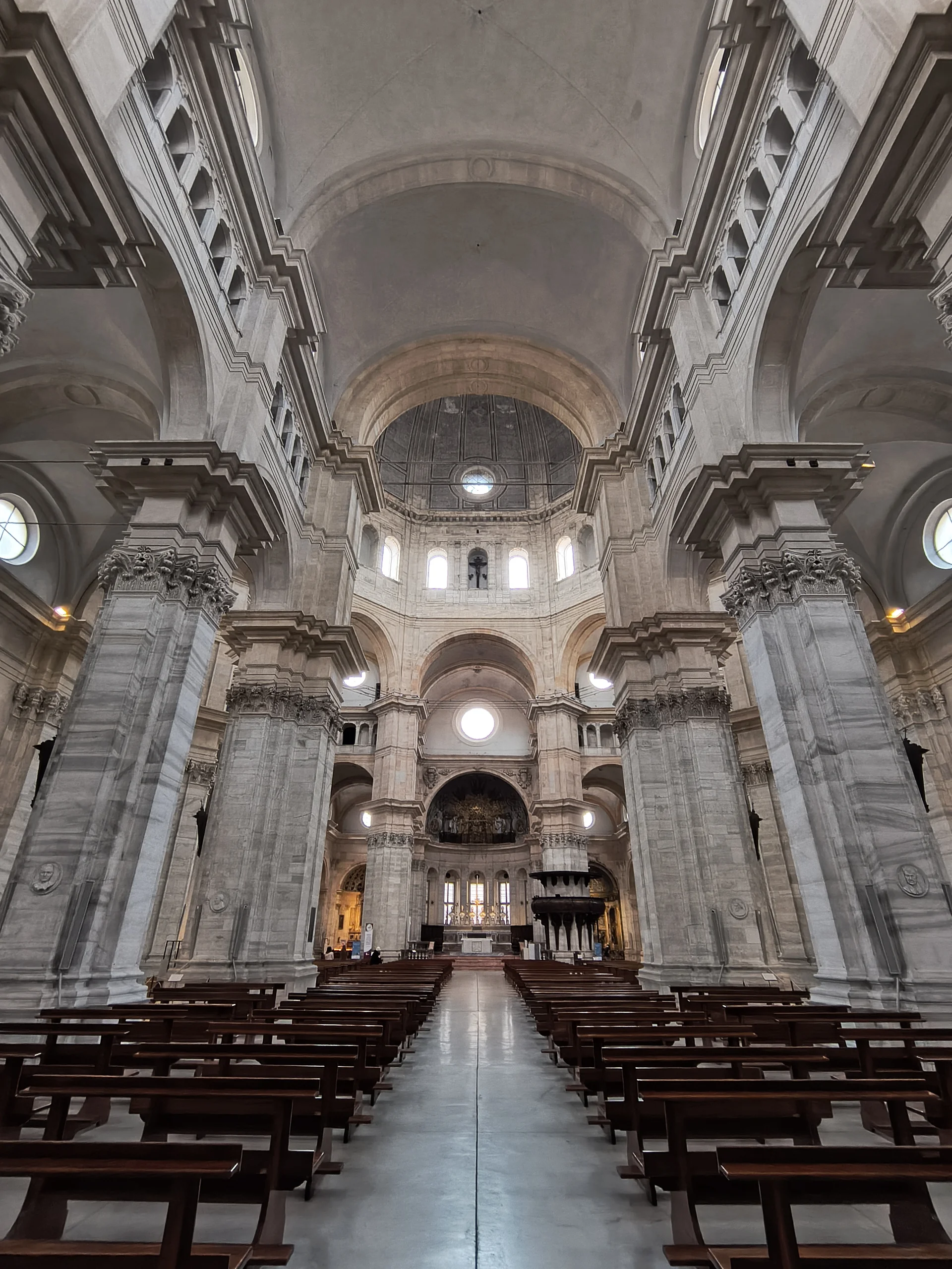 La navata principale della Cattedrale di Pavia e il presbiterio, fotografati nel dicembre 2025