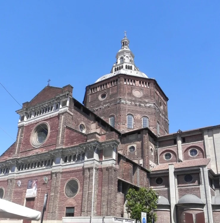 La Cattedrale e la cupola al sole viste da via Riboldi, maggio 2026